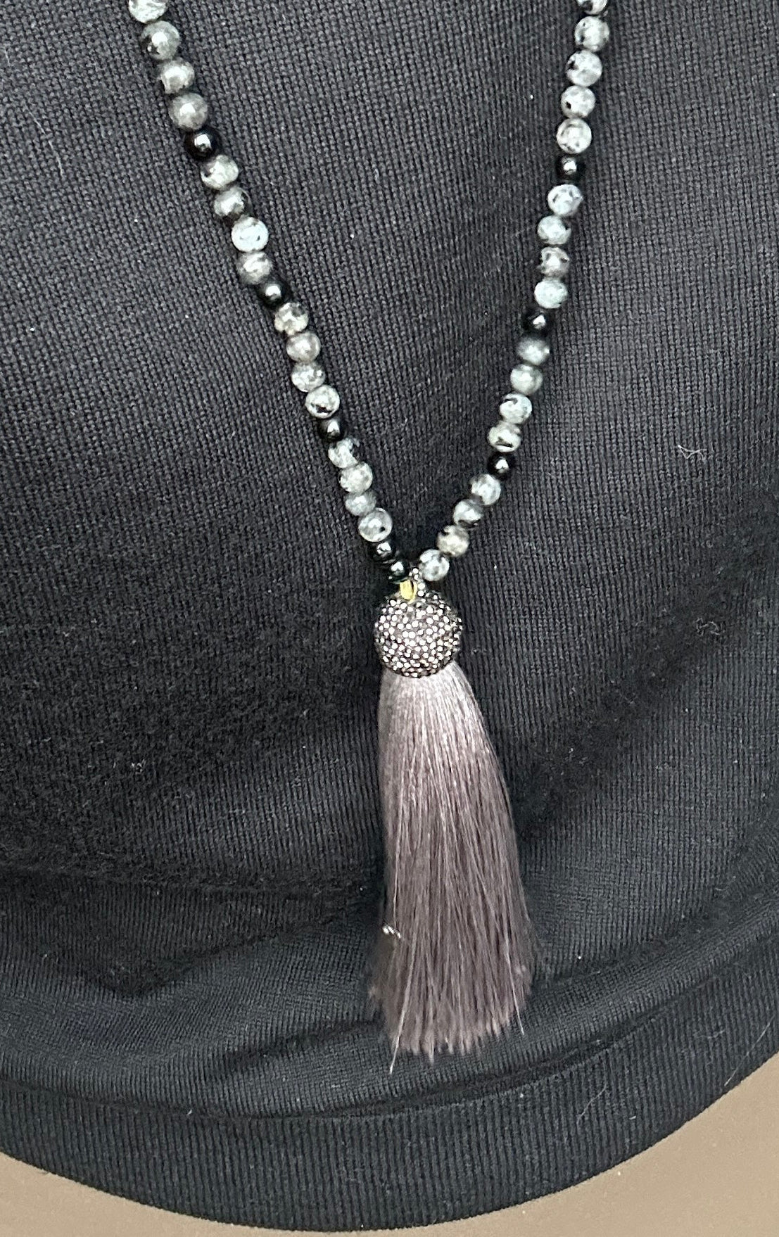 Tassely grey